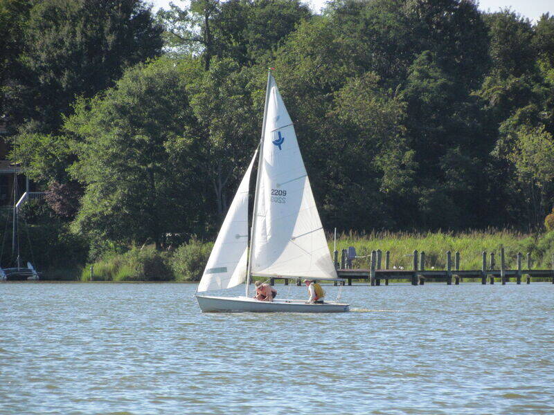 Race 1 approaching weather mark